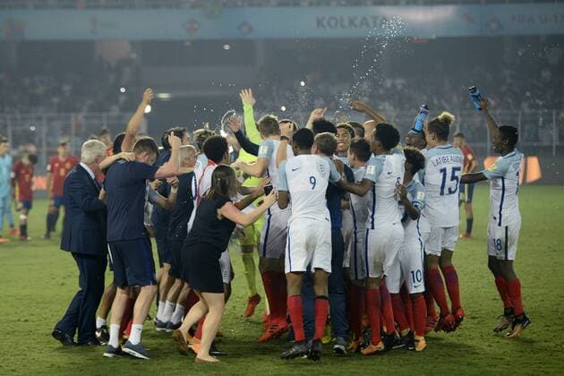 Fußball, U17 WM, England ist Weltmeister India: England wins FIFA U17 U 17 World Cup England player celebrates wining of FIFA U 17 World Cup India 2017 Final math in Kolkata. Player of England and Spain in action during the FIFA U 17 World Cup India 2017 Final match on October 28, 2017 in Kolkata. England wins FIFA U 17 World Cup 5 - 2 goals against Spain. Kolkata West Bengal India Kolkata  SaikatxPaulx xPacificxPress