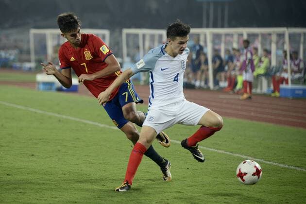 India: England wins FIFA U17 U 17 World Cup England George Mceachran (jersey 4) and Spain Ferran Torres (jersey 7) and in actions the FIFA U 17 World Cup India 2017 Final match in Kolkata. Player of England and Spain in action during the FIFA U 17 World Cup India 2017 Final match on October 28, 2017 in Kolkata. England wins FIFA U 17 World Cup 5 - 2 goals against Spain. Kolkata West Bengal India Kolkata  SaikatxPaulx xPacificxPress