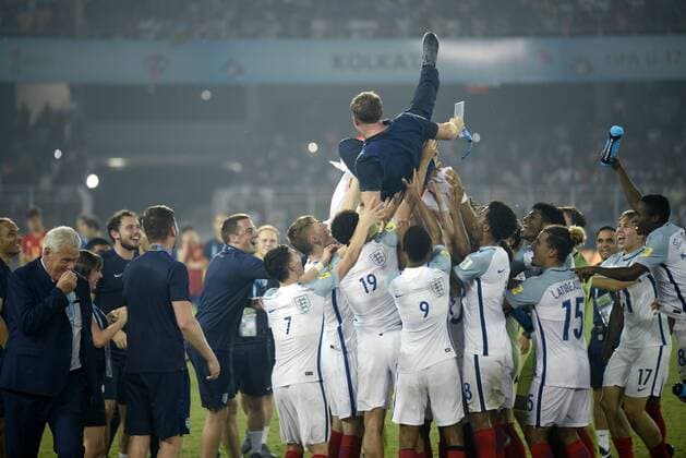 Bilder des Tages - SPORT Fußball, U17 WM, England ist Weltmeister India: England wins FIFA U17 U 17 World Cup England player celebrates wining of FIFA U 17 World Cup India 2017 Final math in Kolkata. Player of England and Spain in action during the FIFA U 17 World Cup India 2017 Final match on October 28, 2017 in Kolkata. England wins FIFA U 17 World Cup 5 - 2 goals against Spain. Kolkata West Bengal India Kolkata  SaikatxPaulx xPacificxPress