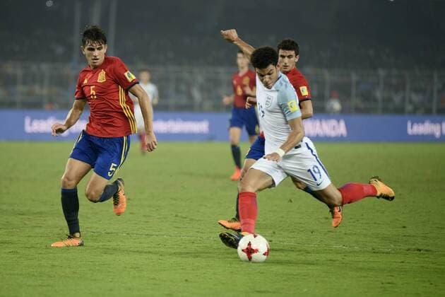 India: England wins FIFA U17 U 17 World Cup Player of England and Spain in action during the FIFA U 17 World Cup India 2017 Final match on October 28, 2017 in Kolkata. England wins FIFA U 17 World Cup 5 - 2 goals against Spain. Kolkata West Bengal India Kolkata  SaikatxPaulx xPacificxPress