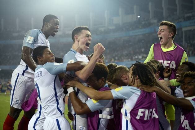 Fußball, U17 WM, England ist Weltmeister India: England wins FIFA U17 U 17 World Cup England players celebrates Spain goal the FIFA U 17 World Cup India 2017 Final match in Kolkata.Player of England and Spain in action during the FIFA U 17 World Cup India 2017 Final match on October 28, 2017 in Kolkata. England wins FIFA U 17 World Cup 5 - 2 goals against Spain. Kolkata West Bengal India Kolkata  SaikatxPaulx xPacificxPress