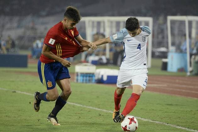 India: England wins FIFA U17 U 17 World Cup England George Mceachran (jersey 4) and Spain Ferran Torres (jersey 7) and in actions the FIFA U 17 World Cup India 2017 Final match in Kolkata. Player of England and Spain in action during the FIFA U 17 World Cup India 2017 Final match on October 28, 2017 in Kolkata. England wins FIFA U 17 World Cup 5 - 2 goals against Spain. Kolkata West Bengal India Kolkata  SaikatxPaulx xPacificxPress