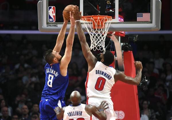 LOS ANGELES, CA - OCTOBER 28: Detroit Pistons Center Andre Drummond (0) blocks a dunk attempt by Los Angeles Clippers Forward Danilo Gallinari (8) during an NBA Basketball Herren USA game between the Detroit Pistons and the Los Angeles Clippers on October 28, 2017 at STAPLES Center in Los Angeles, CA. (Photo by Chris Williams Icon Sportswire) NBA: OCT 28 Pistons at Clippers Icon00717102819223 EDITORIAL USE ONLY