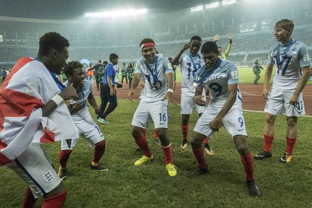 Fußball, U17 WM, England ist Weltmeister (171029) -- KOLKATA, Oct. 29, 2017 -- Members of Team England celebrate after winning the final match of the FIFA U-17 World Cup against Spain in Kolkata, India, Oct. 28, 2017. ) (SP)INDIA-KOLKATA-SOCCER-FIFA U17 U 17 WORLD CUP-FINAL-ENGLAND VS SPAIN TumpaxMondal 