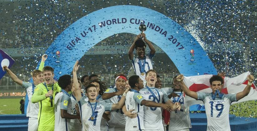 Fußball, U17 WM, England ist Weltmeister (171029) -- KOLKATA, Oct. 29, 2017 -- Members of Team England celebrate with the trophy after winning the final match of the FIFA U-17 World Cup against Spain in Kolkata, India, Oct. 28, 2017. ) (SP)INDIA-KOLKATA-SOCCER-FIFA U17 U 17 WORLD CUP-FINAL-ENGLAND VS SPAIN TumpaxMondal 