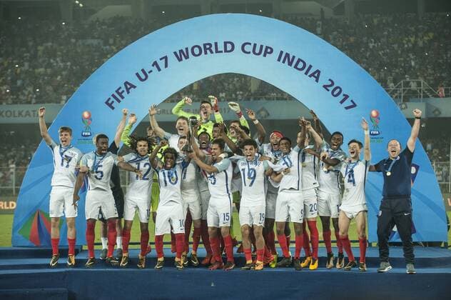 Themen der Woche - SPORT Bilder des Tages - SPORT Fußball, U17 WM, England ist Weltmeister (171029) -- KOLKATA, Oct. 29, 2017 -- Members of Team England celebrate with the trophy after winning the final match of the FIFA U-17 World Cup against Spain in Kolkata, India, Oct. 28, 2017. ) (SP)INDIA-KOLKATA-SOCCER-FIFA U17 U 17 WORLD CUP-FINAL-ENGLAND VS SPAIN TumpaxMondal 