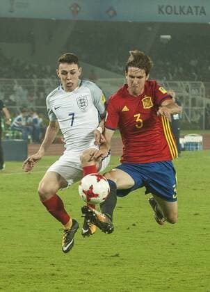 (171029) -- KOLKATA, Oct. 29, 2017 -- Philip Foden (L) of England vies with Juan Miranda of Spain during the final match of the FIFA U-17 World Cup in Kolkata, India, Oct. 28, 2017. ) (SP)INDIA-KOLKATA-SOCCER-FIFA U17 U 17 WORLD CUP-FINAL-ENGLAND VS SPAIN TumpaxMondal 