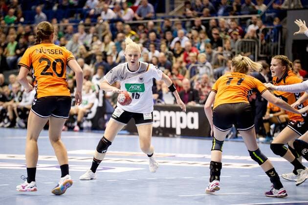 Kim Naidzinavicius (Nr. 15 Deutschland) gegen Larissa Nusser (Nr. 20 Niederlande) und Lynn Knippenborg (Nr. 11 Niederlande) Deutschland - Niederlande Magdeburg Copyright: xDanielxReinelt xEibner-Pressefotox EP_drt