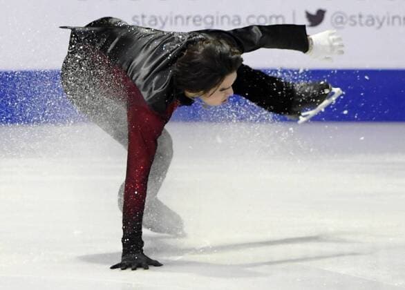 Figure skating Eiskunstlauf Takahito Mura at Skate Canada Takahito Mura of Japan falls on a jump during the men s singles free program at Skate Canada International at Brandt Center in Regina, Canada, on Oct. 28, 2017. Mura finished 12th with 186.66. 