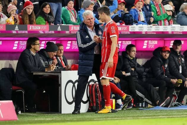 Muenchen, Deutschland, 28.10.2017, 1. Bundesliga 10. Spieltag, FC Bayern Muenchen - RB Leipzig, Cheftrainer Jupp Heynckes (FCB) Robert Lewandowski (FCB) ( DeFodi048