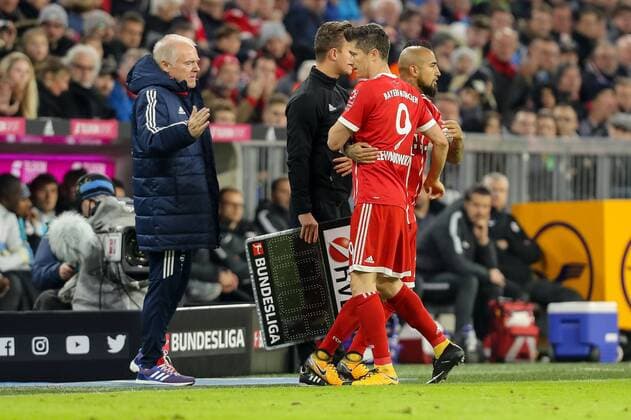 Muenchen, Deutschland, 28.10.2017, 1. Bundesliga 10. Spieltag, FC Bayern Muenchen - RB Leipzig, Co-Trainer Hermann Gerland (FCB) Arturo Erasmo Vidal (FCB) Robert Lewandowski (FCB) ( DeFodi048