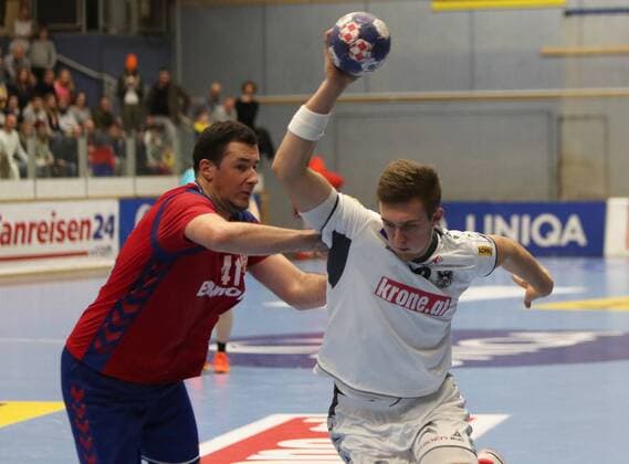 HANDBALL - AUT vs SRB, test match MARIA ENZERSDORF,AUSTRIA,28.OCT.17 - HANDBALL - OEHB international match Länderspiel Austria vs Serbia, test match. Image shows Marko Vujin (SRB) and Nikola Bilyk (AUT). GEPAxpictures xChristianxOrt