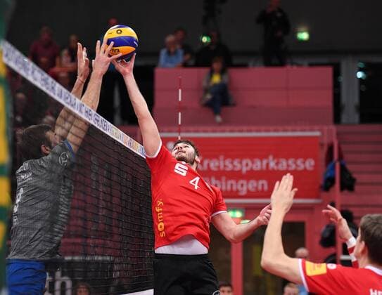 Volleyball 1. Bundesliga Saison 2017 2018 TV Rottenburg - VfB Friedrichshafen 28.10.2017 Martin Atanasov (li, VfB) gegen Federico Cipollone (Mitte, TV Rottenburg) Rottenburg