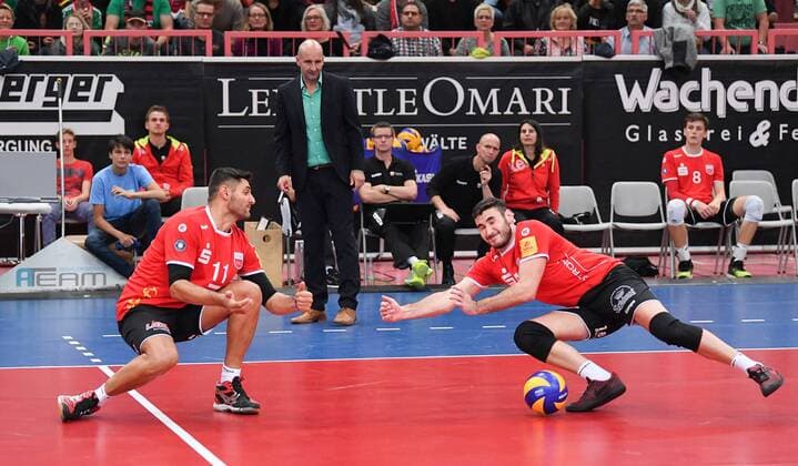 Volleyball 1. Bundesliga Saison 2017 2018 TV Rottenburg - VfB Friedrichshafen 28.10.2017 Chancenlos TV Rottenburg; Idner Faustino Lima Martins(li) mitte Federico Cipollone (re) und Hans Peter Mueller-Angstenberger (Mitte hinten) Rottenburg