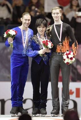 Figure skating Eiskunstlauf Uno earns 1st Grand Prix title of season at Skate Canada Shoma Uno (C) of Japan poses for a photo on the podium after winning the Skate Canada International at Brandt Center in Regina, Canada, on Oct. 28, 2017, alongside runner-up Jason Brown (L) of the United States and third-place finisher Alexander Samarin of Russia. 