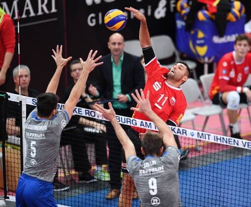 Volleyball 1. Bundesliga Saison 2017 2018 TV Rottenburg - VfB Friedrichshafen 28.10.2017 Idner Faustino Lima Martins (hinten, TV Rottenburg) gegen David Sossenheimer (li, VfB) und Philipp Collin (re, VfB) Rottenburg