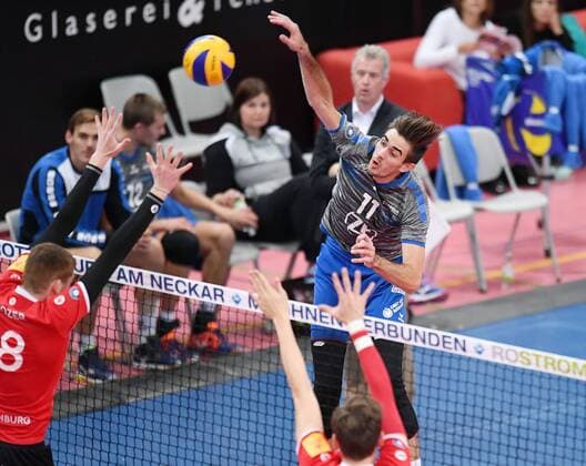 Volleyball 1. Bundesliga Saison 2017 2018 TV Rottenburg - VfB Friedrichshafen 28.10.2017 Daniel Malescha (re, VfB) gegen Paul Henning (li, TV Rottenburg) Rottenburg