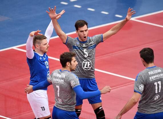 Volleyball 1. Bundesliga Saison 2017 2018 TV Rottenburg - VfB Friedrichshafen 28.10.2017 Jubel VfB Friedrichshafen; Markus Steuerwald, Athanasios Protopsaltis, David Sossenheimer und Daniel Malescha (v.li.) Rottenburg
