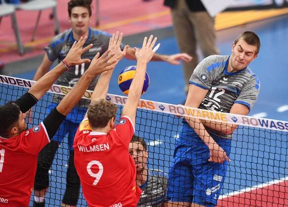 Volleyball 1. Bundesliga Saison 2017 2018 TV Rottenburg - VfB Friedrichshafen 28.10.2017 Jakob Guenthoer (re, VfB) gegen Lars Wilmsen (Mitte, TV Rottenburg) sowie Idner Faustino Lima Martins(li, TV Rottenburg)beobachtet von Tomas Kocian (Mitte unten, VfB) Rottenburg
