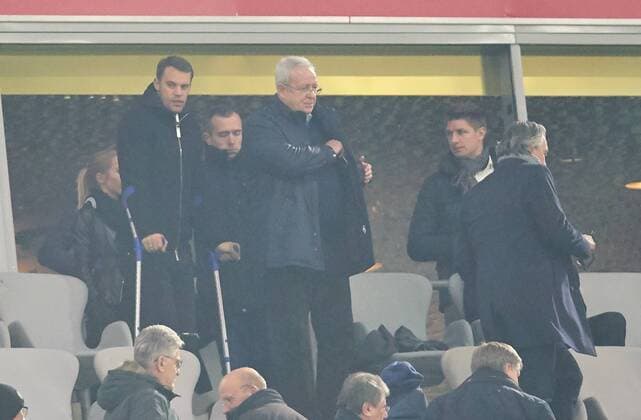 Manuel Neuer, mit Kruecken, Verletzung, Dr. Martin WINTERKORN , VW CEO Ex Vorstandsvorsitzender, Wolfgang NIERSBACH, EX- DFB Praesident FC BAYERN MUENCHEN - RB LEIPZIG 2-0 Fussball 1. Bundesliga , Muenchen, am 28.10.2017, 10.Spieltag, Saison 2017 2018, 1.Liga, 1.Bundesliga,FCB, Red Bull,