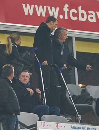 Manuel NEUER, FCB 1 verletzt mit Kruecken, Nina Weiss Ehefrau an seiner Seite, Wolfgang NIERSBACH, EX- DFB Praesident FC BAYERN MUENCHEN - RB LEIPZIG 2-0 Fussball 1. Bundesliga , Muenchen, am 28.10.2017, 10.Spieltag, Saison 2017 2018, 1.Liga, 1.Bundesliga,FCB, Red Bull,