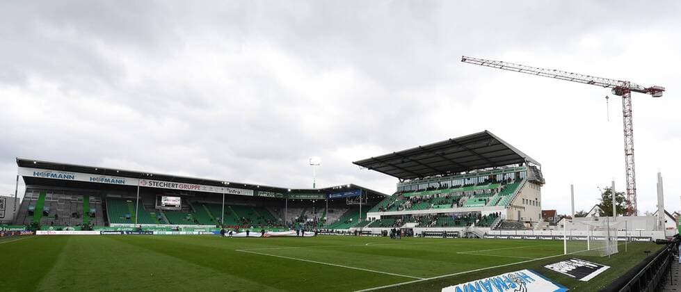 28.10.2017 - Fussball - Saison 2017 2018 - 2. Fussball - Bundesliga - 12. Spieltag: SpVgg Greuther Fürth ( Kleeblatt ) - SV Sandhausen SVS - - Feature Impression Symbolbild Symbolfoto - Panorama - Sportstätte Stadion Arena - Südkurve - Tribüne Haupttribüne - Baustelle Baukran