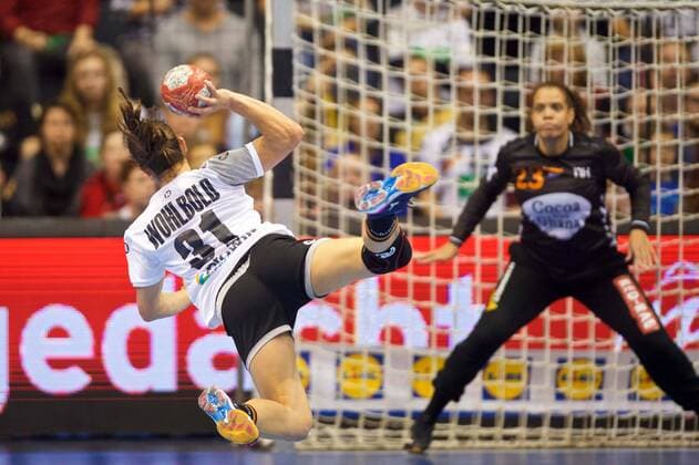 Bilder des Tages - SPORT Handball Magdeburg 28.10.2017 Länderspiel Nationalmannschaft DHB Frauen Deutschland (GER) - Niederlande (NED) Kerstin Wohlbold (Deutschland, No.31) Jankovic (Niederlande, No.23) hi.