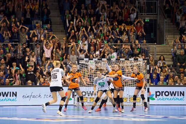 Handball Magdeburg 28.10.2017 Länderspiel Nationalmannschaft DHB Frauen Deutschland (GER) - Niederlande (NED) Zuschauer Jubel Begeisterung Fan Fans Kim Naidzinavicius (Deutschland, No.15)