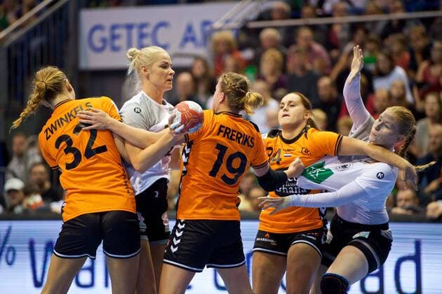 Handball Magdeburg 28.10.2017 Länderspiel Nationalmannschaft DHB Frauen Deutschland (GER) - Niederlande (NED) Anouk Zwinkels (Niederlande, No.32) Evgenija Minevskaja (Deutschland, No.32) Merel Freriks (Niederlande, No.19) Anouk Nieuwenweg (Niederlande, No.34) ?? vlnr.