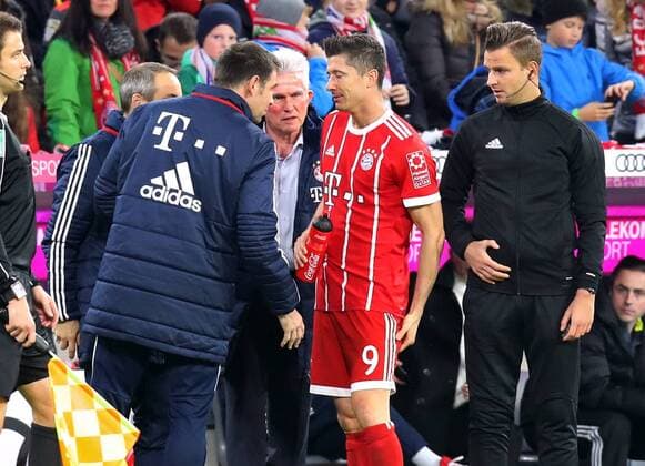 28.10.2017, Fussball 1.Liga 2017 2018, 10.Spieltag, FC Bayern München - RB Leipzig, in der Allianz Arena München. Robert Lewandowski (FC Bayern München) hat Schmerzen im linken Oberschenkel, Trainer Jupp Heynckes (FC Bayern München) und der Mannschaftsarzt kümmern sich um ihn.