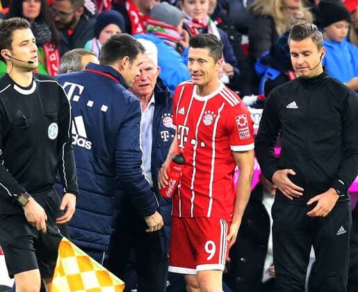 Bilder des Tages - SPORT 28.10.2017, Fussball 1.Liga 2017 2018, 10.Spieltag, FC Bayern München - RB Leipzig, in der Allianz Arena München. Robert Lewandowski (FC Bayern München) hat Schmerzen im linken Oberschenkel, Trainer Jupp Heynckes (FC Bayern München) und der Mannschaftsarzt kümmern sich um ihn.