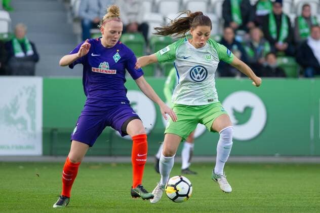 v.li.: Lina Hausicke (SV Werder Bremen, 18) im Zweikampf, Duell mit Sara Björk Gunnarsdottir (Bjoerk, VfL Wolfsburg, 7), Fussball, Allianz Frauen-Bundesliga, VfL Wolfsburg - SV Werder Bremen,