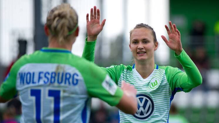 v.li.: Alexandra Popp (VfL Wolfsburg, 11) und Caroline Graham Hansen (VfL Wolfsburg, 26) mit Torjubel, Jubel, Freude über das Tor zum 1:0, Fussball, Allianz Frauen-Bundesliga, VfL Wolfsburg - SV Werder Bremen,