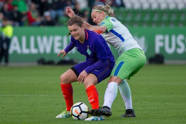 v.li.: Janine Angrick (SV Werder Bremen, 8) im Zweikampf, Duell mit Alexandra Popp (VfL Wolfsburg, 11), Fussball, Allianz Frauen-Bundesliga, VfL Wolfsburg - SV Werder Bremen,