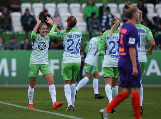 VfL vs Bremen, Frauen Wolfsburg, Deutschland. 29.10.2017, FUßBALL - VfL Wolfsburg vs SV Werder Bremen, 1. Allianz Frauen Bundesliga, Saison 2017-18. Bild zeigt: Tessa Wullaert (VfL Wolfsburg) jubelt mit der Mannschaft nach ihrem Tor zum 1:0 Wolfsburg