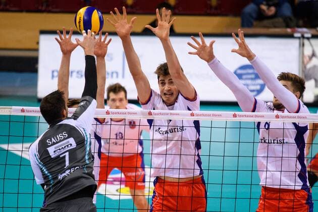 29.10.2017, Arena Kreis Dueren, Dueren Volleyball, Bundesliga Männer Maenner, Normalrunde, SWD powervolleys Düren Dueren vs. United Volleys RheinMain Block Dreierblock Patrick Steuerwald ( 4 RheinMain), Tobias Krick ( 11 RheinMain), Robert Adrian Aciobanitei ( 6 RheinMain) - Angriff Romans Sauss ( 7 Dueren)