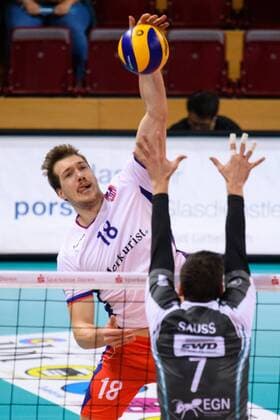 29.10.2017, Arena Kreis Dueren, Dueren Volleyball, Bundesliga Männer Maenner, Normalrunde, SWD powervolleys Düren Dueren vs. United Volleys RheinMain Angriff Lincoln Alexander Williams ( 18 RheinMain) - Block Romans Sauss ( 7 Dueren)