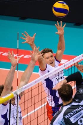 29.10.2017, Arena Kreis Dueren, Dueren Volleyball, Bundesliga Männer Maenner, Normalrunde, SWD powervolleys Düren Dueren vs. United Volleys RheinMain Block Doppelblock Patrick Steuerwald ( 4 RheinMain), Lukas Bauer ( 5 RheinMain) - Angriff Dirk Westphal ( 9 Dueren)