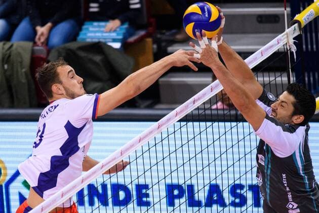 29.10.2017, Arena Kreis Dueren, Dueren Volleyball, Bundesliga Männer Maenner, Normalrunde, SWD powervolleys Düren Dueren vs. United Volleys RheinMain Angriff Moritz Karlitzek ( 13 RheinMain) - Block Michael Andrei ( 11 Dueren)