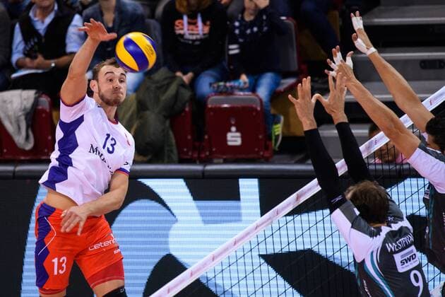 29.10.2017, Arena Kreis Dueren, Dueren Volleyball, Bundesliga Männer Maenner, Normalrunde, SWD powervolleys Düren Dueren vs. United Volleys RheinMain Angriff Moritz Karlitzek ( 13 RheinMain) - Block Doppelblock Dirk Westphal ( 9 Dueren), Michael Andrei ( 11 Dueren)