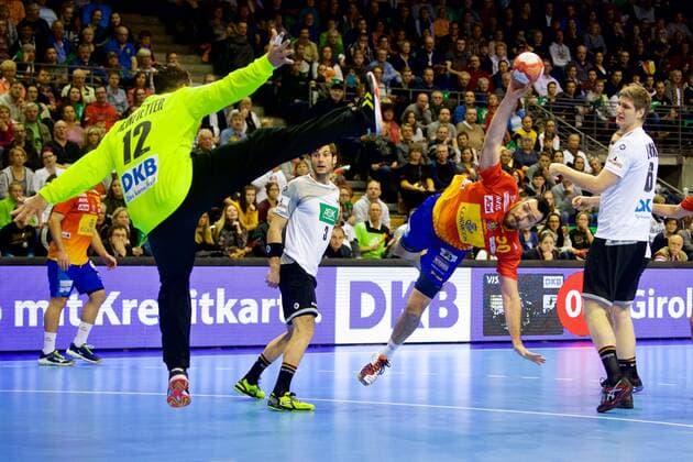 Handball Berlin 29.10.2017 Länderspiel Nationalmannschaft DHB Deutschland (GER) - Spanien (ESP) GUARDIOLA Gedeon (Spanien, No.30) Silvio Heinevetter (Deutschland, TW, No.12)