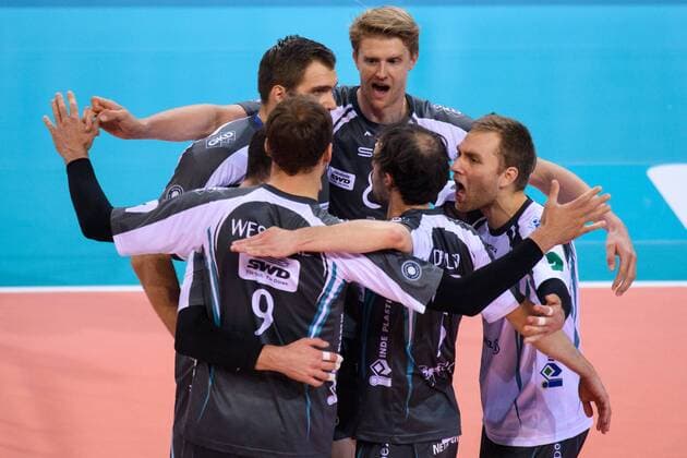 29.10.2017, Arena Kreis Dueren, Dueren Volleyball, Bundesliga Männer Maenner, Normalrunde, SWD powervolleys Düren Dueren vs. United Volleys RheinMain Jubel Dirk Westphal ( 9 Dueren), Tim Broshog ( 3 Dueren), Marvin Prolingheuer ( 8 Dueren), Blair Bann ( 1 Dueren), Stijn D Hulst ( 5 Dueren)