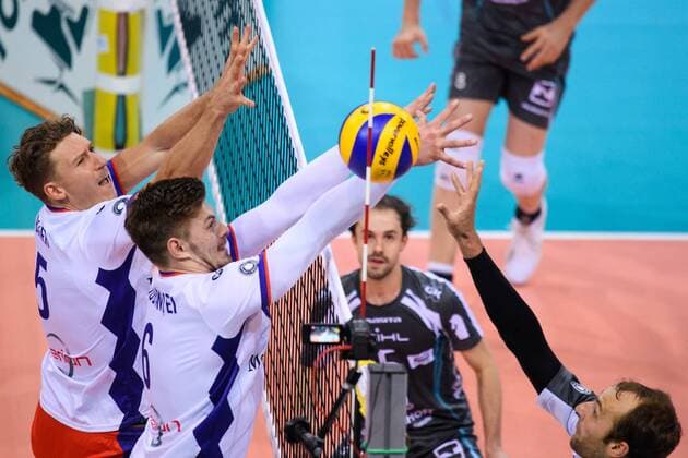 29.10.2017, Arena Kreis Dueren, Dueren Volleyball, Bundesliga Männer Maenner, Normalrunde, SWD powervolleys Düren Dueren vs. United Volleys RheinMain Block Doppelblock Lukas Bauer ( 5 RheinMain), Robert Adrian Aciobanitei ( 6 RheinMain) - Angriff Dirk Westphal ( 9 Dueren)
