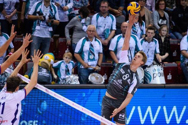 29.10.2017, Arena Kreis Dueren, Dueren Volleyball, Bundesliga Männer Maenner, Normalrunde, SWD powervolleys Düren Dueren vs. United Volleys RheinMain Block Tobias Krick ( 11 RheinMain) - Angriff Marvin Prolingheuer ( 8 Dueren)