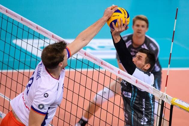 29.10.2017, Arena Kreis Dueren, Dueren Volleyball, Bundesliga Männer Maenner, Normalrunde, SWD powervolleys Düren Dueren vs. United Volleys RheinMain Angriff Robert Adrian Aciobanitei ( 6 RheinMain) - Block Romans Sauss ( 7 Dueren)