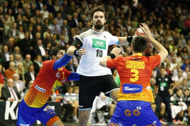 Alvaro Ruiz Sanchez, Fabian Wiede, Eduardo Gurbindo Martinez Aktion Spielszene Zweikampf Handball DHB Nationalmannschaft Herren Länderspiel Saison 2017 2018 29.10.2017 GER BRDeutschland vs. Spanien SPA