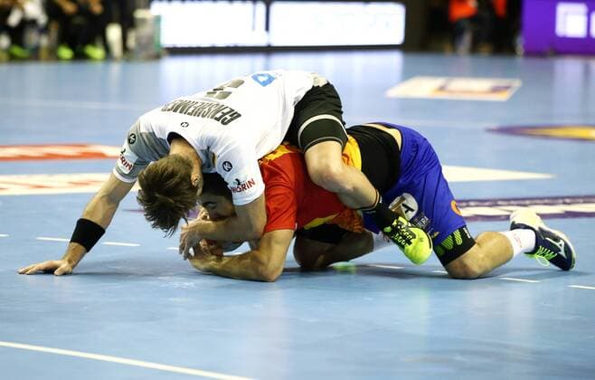 Uwe Gensheimer, David Balaguer Romeu Aktion Spielszene Zweikampf Handball DHB Nationalmannschaft Herren Länderspiel Saison 2017 2018 29.10.2017 GER BRDeutschland vs. Spanien SPA