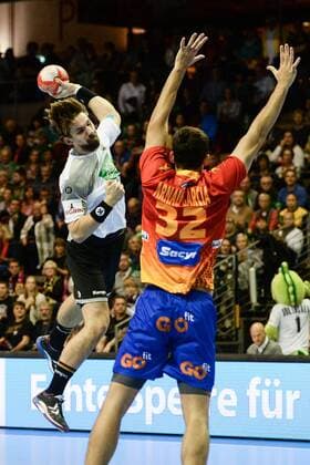 Handball, Herren, Länderspiel in Berlin, Saison 2017 18, Deutschland - Spanien, Fabian Wiede (Nr. 10, Deutschland), Arnau Garcia Barcelo (Nr. 32, Spanien), 29.10.17, Copyright: xMichaelxHundtx xMatthiasxKochx