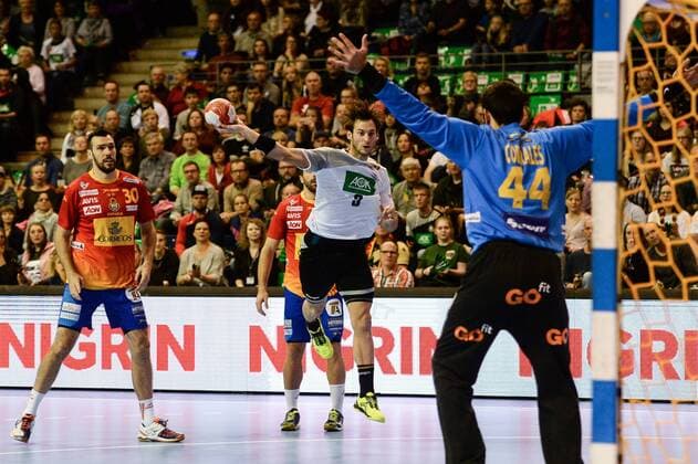 Handball, Herren, Länderspiel in Berlin, Saison 2017 18, Deutschland - Spanien, Gedeon Guardiola Vilaplana (Nr. 30, Spanien), Uwe Gensheimer (Nr. 3, Deutschland), TW Rodrigo Corrales (Nr. 44, Spanien), 29.10.17, Copyright: xMichaelxHundtx xMatthiasxKochx