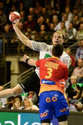 Handball, Herren, Länderspiel in Berlin, Saison 2017 18, Deutschland - Spanien, Paul Drux (Nr. 95, Deutschland), Eduardo Gurbindo (Nr. 3, Spanien), 29.10.17, Copyright: xMichaelxHundtx xMatthiasxKochx